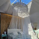 Chambre insolite, lit à baldaquin, ambiance cocooning entre nature et originalité. Auberge de la Tuilière