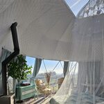Dôme géodésique lumineux, lit à baldaquin, mobilier original, grandes fenêtres avec vue sur nature. Auberge de la Tuilière