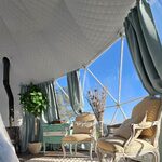 Cabane lumineuse et originale, vue ciel bleu, détails cosy et nature, ambiance unique et intimiste. Auberge de la Tuilière