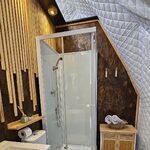 Salle de bain cabane chic, bois et carreaux bicolores, design insolite niché en pleine nature. Auberge de la Tuilière