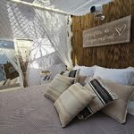 Chambre cocooning, bois clair, inspirations insolites, ambiance douce et originale à la Tuilière. Auberge de la Tuilière