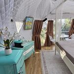 Tipyramide lumineuse, lit à baldaquin, mobilier coloré, cadre insolite et confortable au cœur de la nature. Auberge de la Tuilière