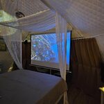 Cabane perchée chaleureuse : lit à baldaquin, cheminée factice et ambiance intimiste en pleine nature. Auberge de la Tuilière