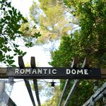Pergola bois "ROMANTIC DOME", guirlandes et voilages, ambiance insolite au cœur de la nature verdoyante. Auberge de la Tuilière