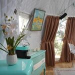 Cabane perchée lumineuse, déco rétro et cosy, mini frigo turquoise, vue nature, ambiance insolite. Auberge de la Tuilière