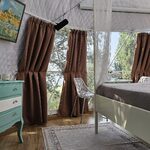Chambre insolite tout confort, mobilier rétro turquoise, grandes fenêtres sur la nature, charme unique. Auberge de la Tuilière