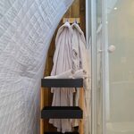 Cabane perchée : peignoirs blancs, bois et douche vitrée pour une pause insolite et confortable. Auberge de la Tuilière