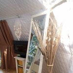 Cabane cosy, miroir blanc, sol bois, attrape-rêves ; séjour unique entre confort et originalité. Auberge de la Tuilière