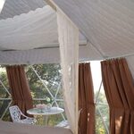 Cabane perchée lumineuse, lit cosy, vue verdoyante, ambiance insolite inspirée du Domaine de la Tuilière. Auberge de la Tuilière