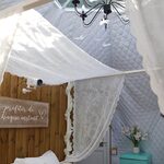 Cabane perchée insolite : bois, lit à baldaquin, déco unique pour une parenthèse enchantée en nature. Auberge de la Tuilière