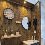 Salle de bains moderne boisée, ambiance insolite, miroirs ronds et déco nature, confort et originalité. Auberge de la Tuilière