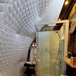 Salle de bain cosy, moderne, campalune insolite au toit ouaté nichée en pleine nature provençale. Auberge de la Tuilière